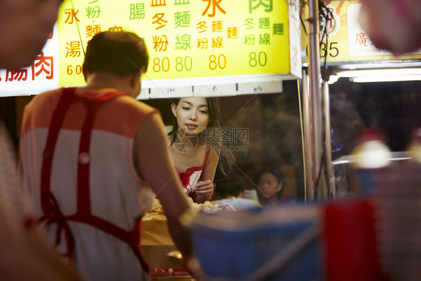 女人在点的美食图片