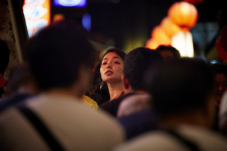 在夜市逛街的女游客图片