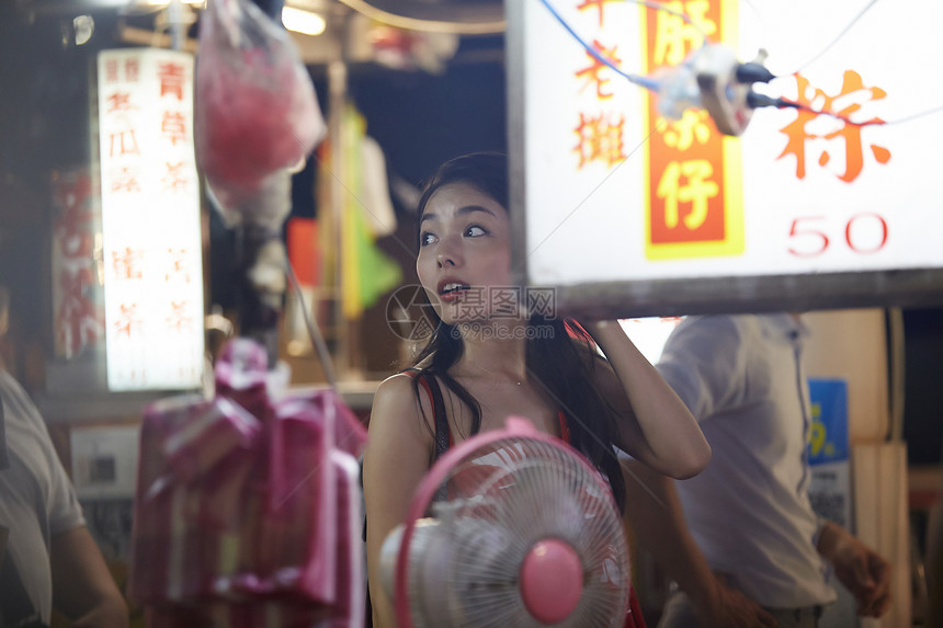 在夜市逛街的女游客图片