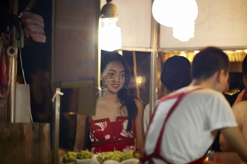 在夜市逛街的女游客图片