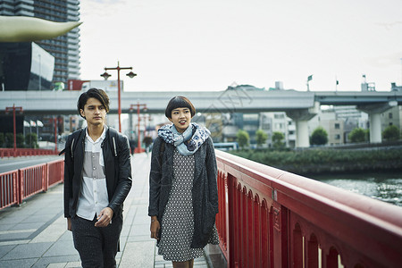 走在东京街头的外国游客图片