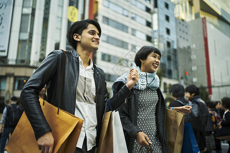 行走在东京的旅游外国人图片