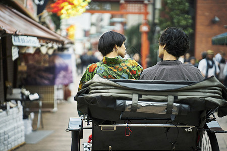 外地游客在日本街头逛街背景图片