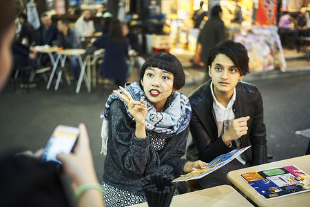 观光体验东京文化的旅游外国人图片