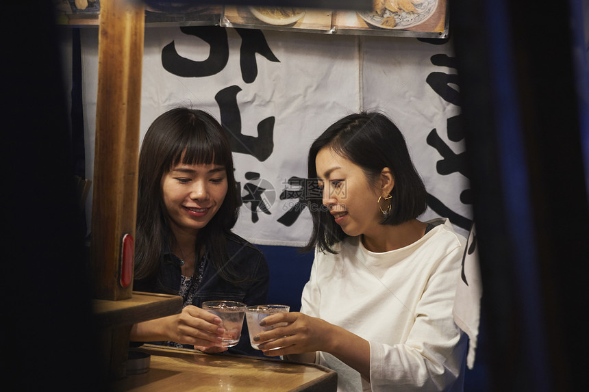 女游客享受清酒福冈图片