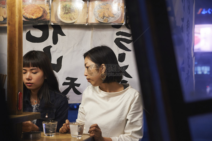 女游客享受清酒福冈图片