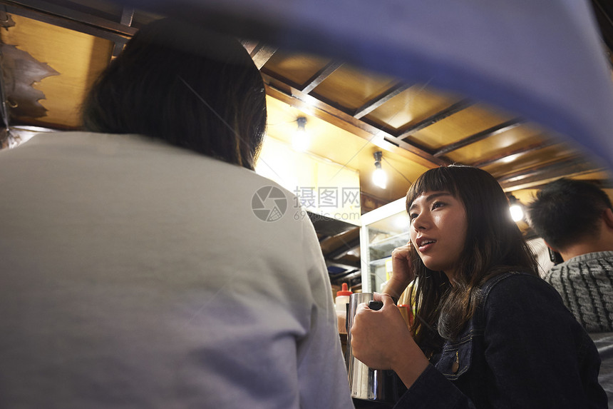 喝清酒吃烧烤的女游客在聊天福冈图片