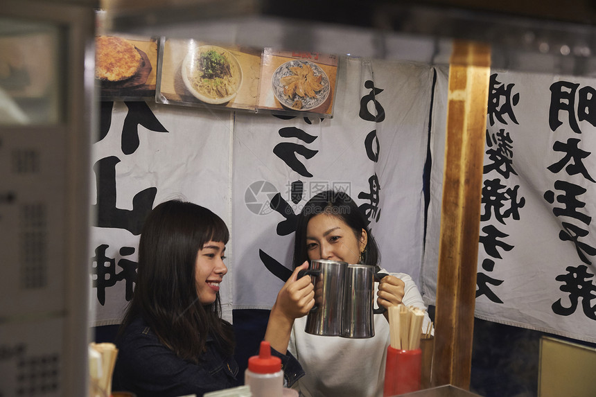 喝清酒吃烧烤的女游客福冈图片