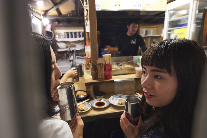 喝清酒吃烧烤的女游客福冈图片