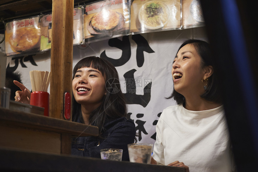 喝清酒吃烧烤的女游客在大笑福冈图片