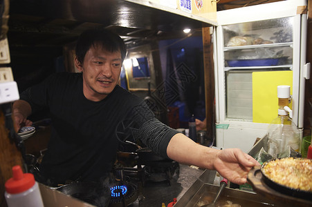 酒吧间制作美食的小吃店老板福冈背景