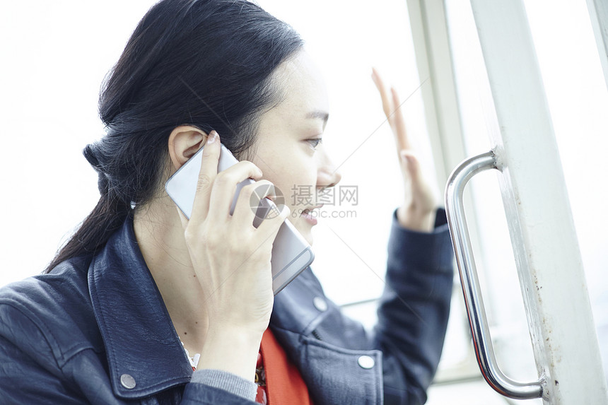 女孩在摩天轮里打电话图片