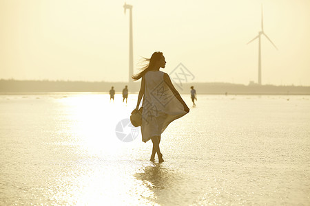 湿地风光逆光女性背景图片