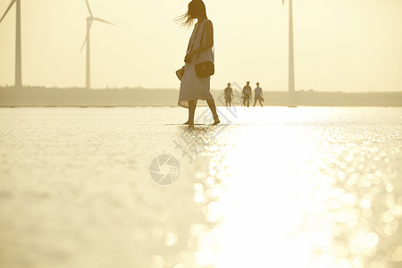 湿地风光逆光女性背景图片