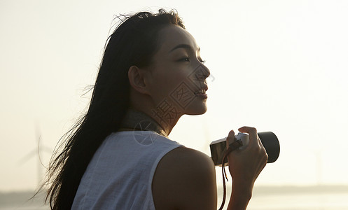 湿地旅游景点拍照的女性摄影师图片