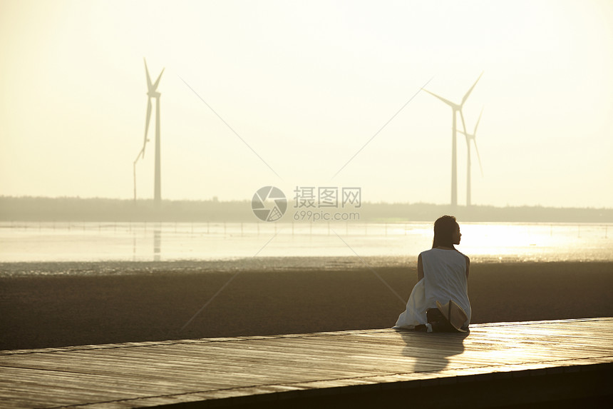 女性一个人旅行逆光剪影图片