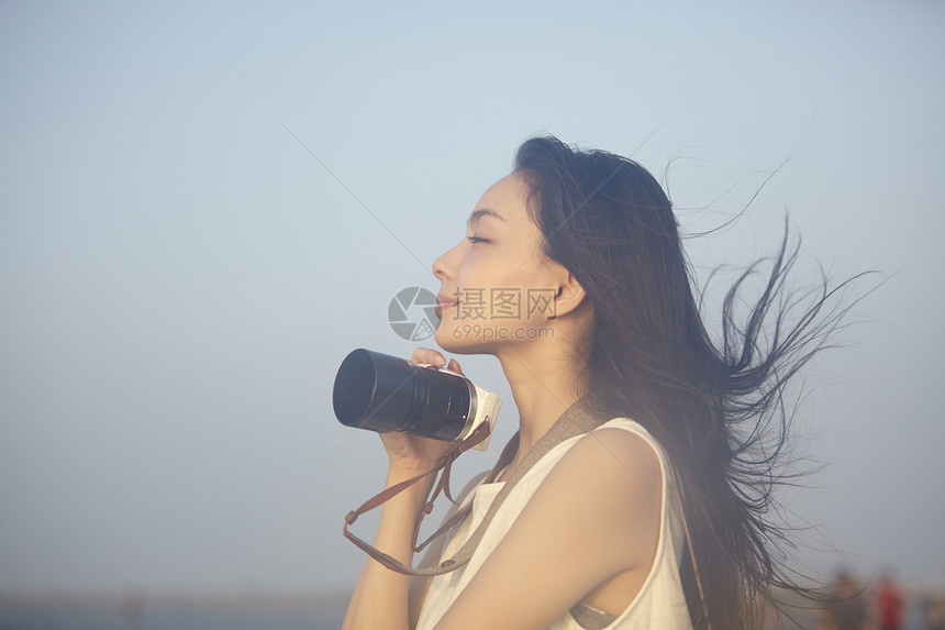 湿地旅游景点拍照的女性摄影师图片