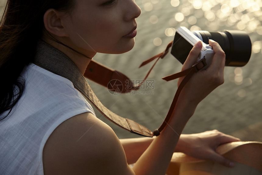 湿地旅游的女性拍照图片