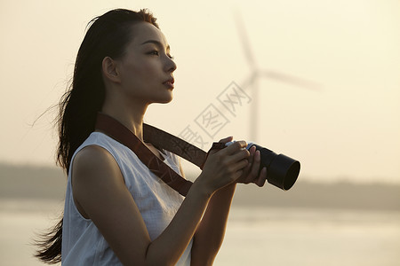 湿地旅游的女性拍照图片