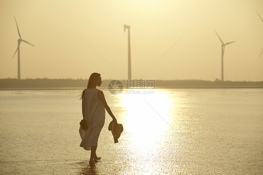 湿地旅游的女性逆光图片