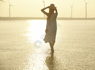 湿地旅游的女性逆光图片