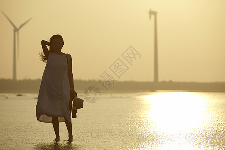 湿地旅游的女性逆光背景图片