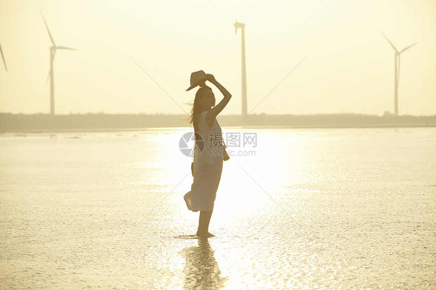 湿地旅游的女性逆光图片
