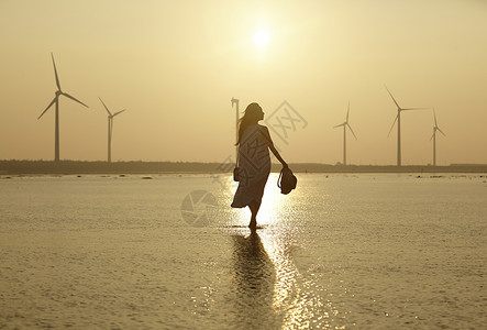 湿地旅游的女性逆光背景图片