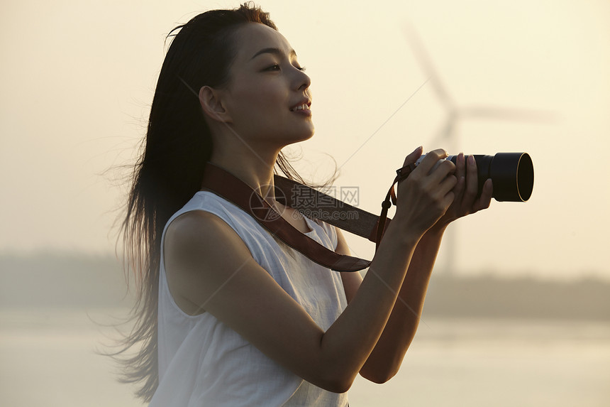 湿地旅游的女性拍照图片