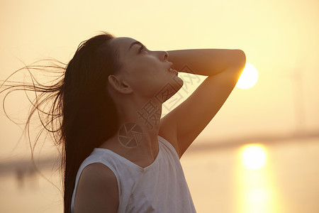 夕阳下的唯美女性图片