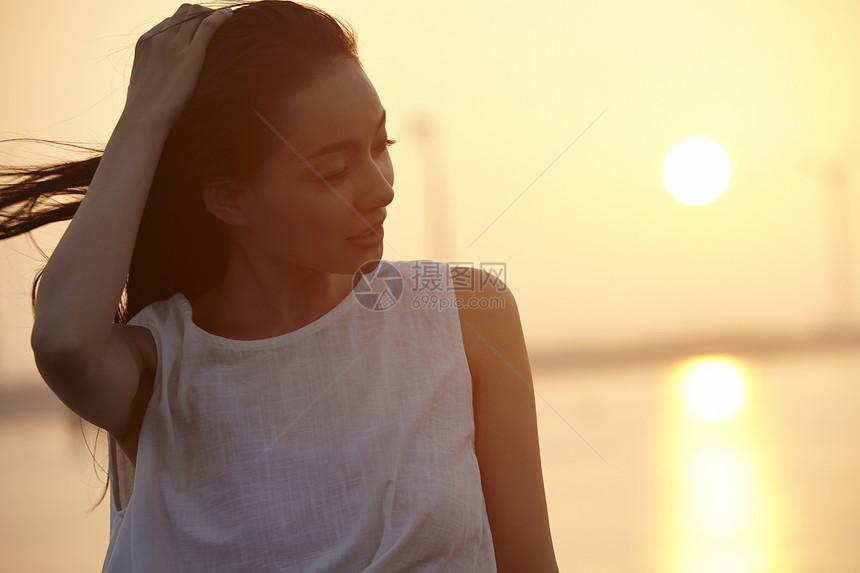 夕阳下的唯美女性图片