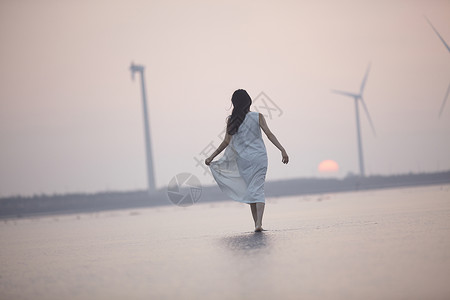 夕阳下的唯美女性背景图片