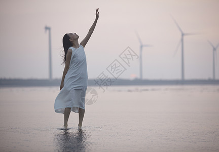 夕阳下的唯美女性图片