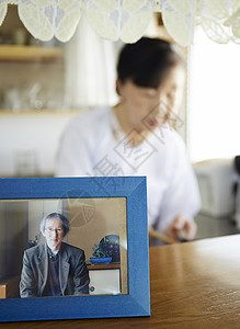 老人照片后面独居的老妇人在做饭图片