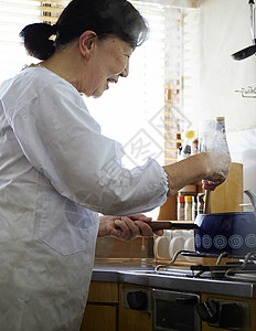 独居的老妇人在做饭图片