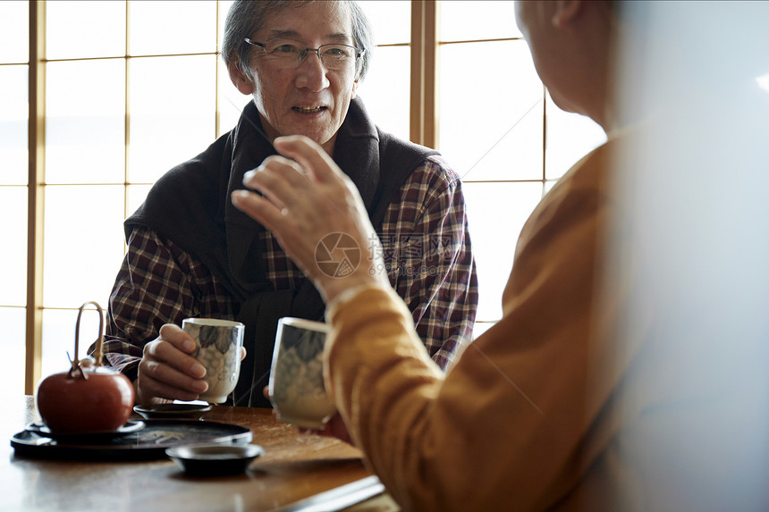 居家老人生活喝茶聊天图片