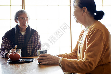 两位老人坐着喝茶聊天图片