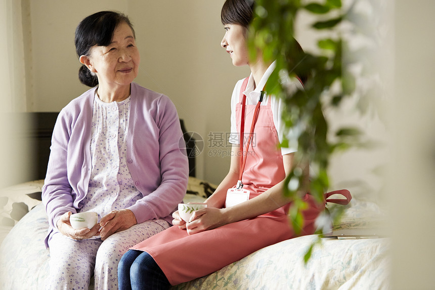 专业护理员和独居老妇人喝茶聊天图片