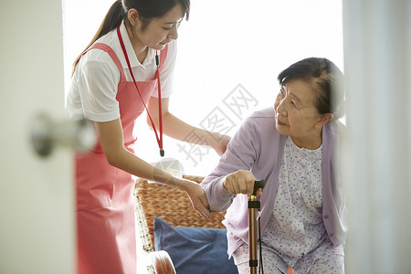专业护理员来照顾独居老妇人图片