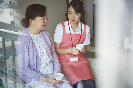茶意人生专业护理员陪独居老妇人喝茶聊天背景