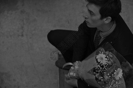 男人抱着花等着女友图片