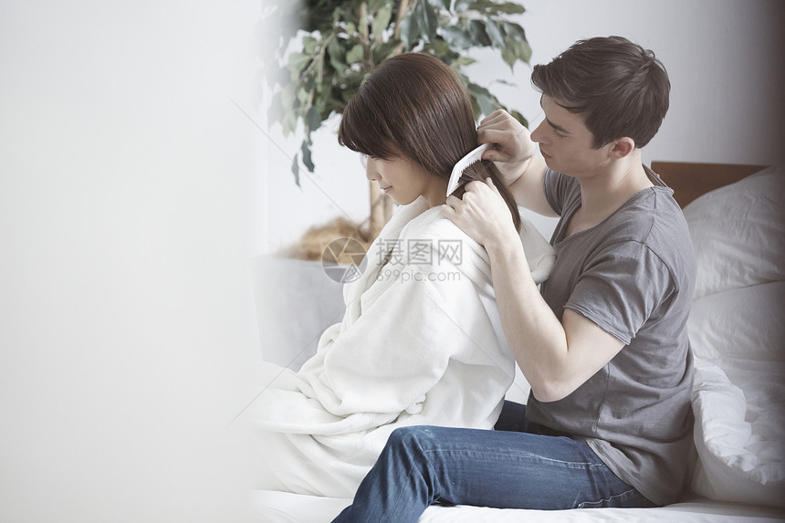 男人给女人梳头发图片