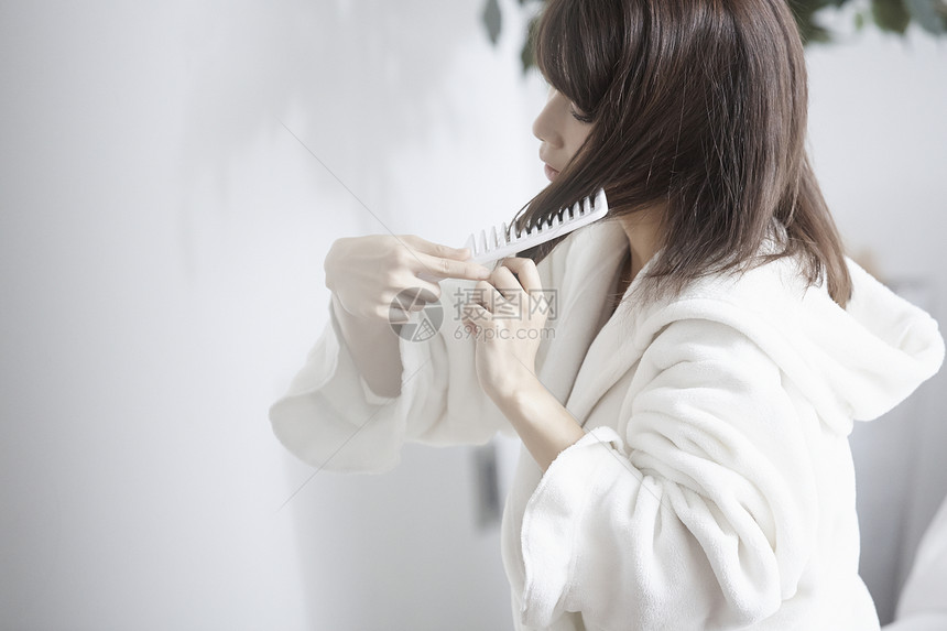 女人在梳头发图片