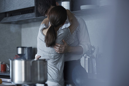 在厨房拥抱接吻的情侣图片