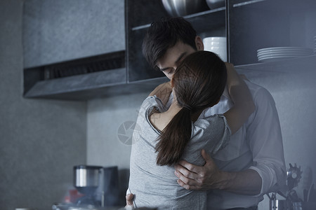在厨房拥抱接吻的情侣图片