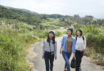 三个在田间小路散步的女人图片