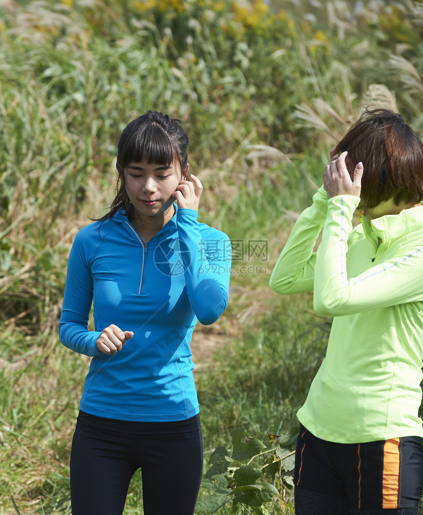 两个在田间小路跑步的女人图片