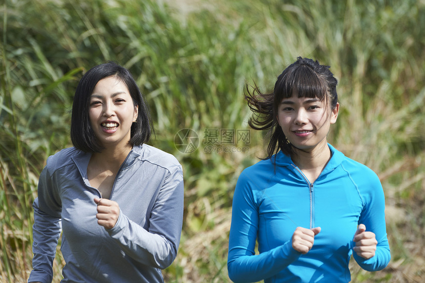 两个在田间小路跑步的女人图片