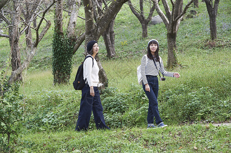 两个在田间小路散步的女人图片