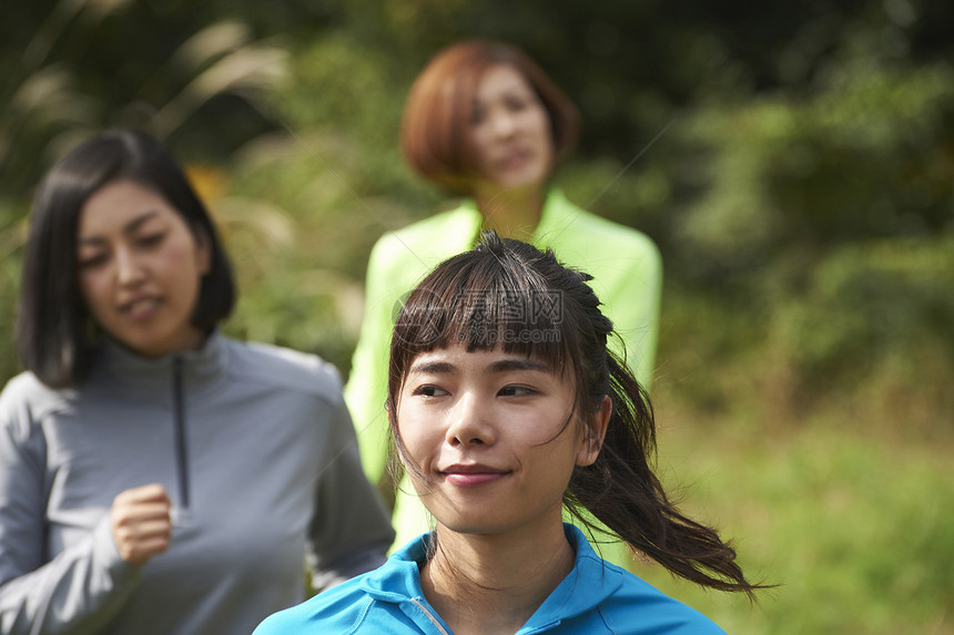 三个在田间小路跑步的女人图片